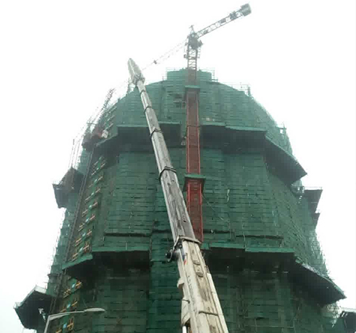 宣恩吊车在工地上作业